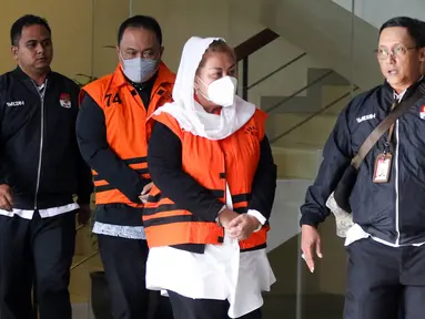 Wali Kota Semarang, Hevearita Gunaryanti Rahayu alias Mbak Ita (ketiga kiri) dan suaminya yang menjabat sebagai Ketua Komisi D DPRD Provinsi Jawa Tengah, Alwin Basri (kedua kiri) diborgol serta mengenakan rompi tahanan usai menjalani pemeriksaan di Gedung Merah Putih Komisi Pemberantasan Korupsi (KPK), Jakarta, Rabu, (19/2/2025). (Liputan6.com/Herman Zakharia)
