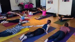 Suasana pelatihan yoga yang diajarkan Tao Porchon-Lynch di Hartsdale, New York, AS, (16/1). Porchon-Lynch yang masih terlihat bugar dan energik juga tercatat dalam Guinness World Records. (AFP Photo/Don Emmert) 