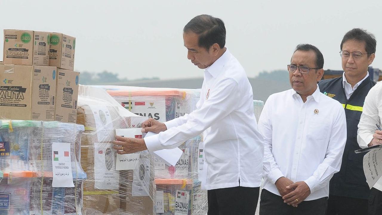 Presiden Joko Widodo atau Jokowi melepas pengiriman bantuan kemanusiaan seberat 51,5 ton untuk warga Palestina di Jalur Gaza. Bantuan tersebut diterbangkan dari Lanud Halim Perdanakusuma dan Bandara Soekarno Hatta, pada Sabtu (4/11/2023).