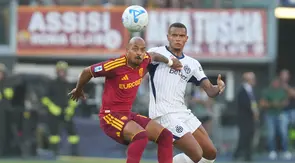 Donyel Malen mencoba mempertahankan bola dari kejaran Manuel Akanji di laga AS Roma vs Inter Milan, Minggu (20/9/2026) (AP Photo/Gregorio Borgia)