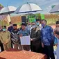 Wakil Menteri Pertanian Harvick Hasnul Qolbi melakukan kunjungan sekaligus panen jagung di desa Agrowisata di Kota Pekanbaru, Riau.