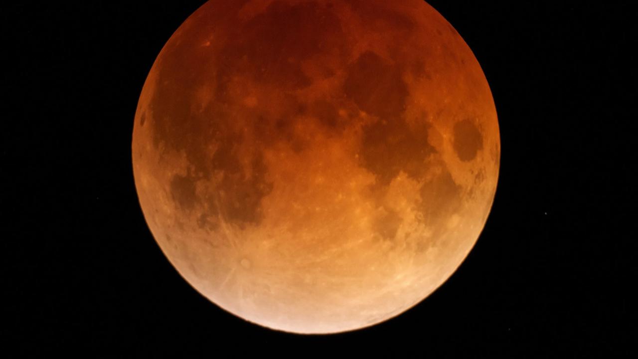 FOTO: Gerhana Bulan Total Hiasi Langit Dunia dengan Fenomena Bulan Darah
