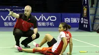 Tunggal putri Indonesia Bellaetrix Manuputty mengalami cedera saat menghadapi Li Xuerui (Tiongkok) di semifinal Piala Sudirman 2015 (Humas PP PBSI)