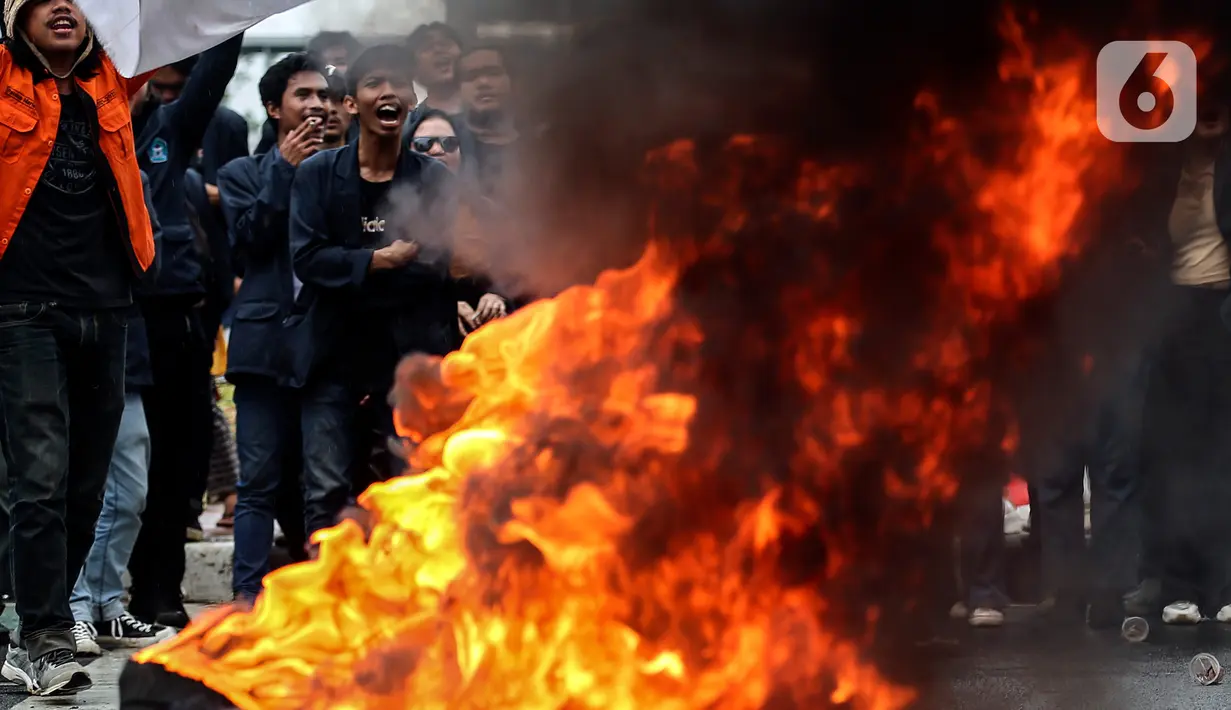 Sejumlah elemen mahasiswa membakar ban bekas saat menggelar demo di kawasan Patung Kuda, Jakarta Pusat (Jakpus), Kamis (8/9/2022). Aksi tersebut untuk menolak kenaikan harga Bahan Bakar Minyak (BBM). (Liputan6.com/Johan Tallo)