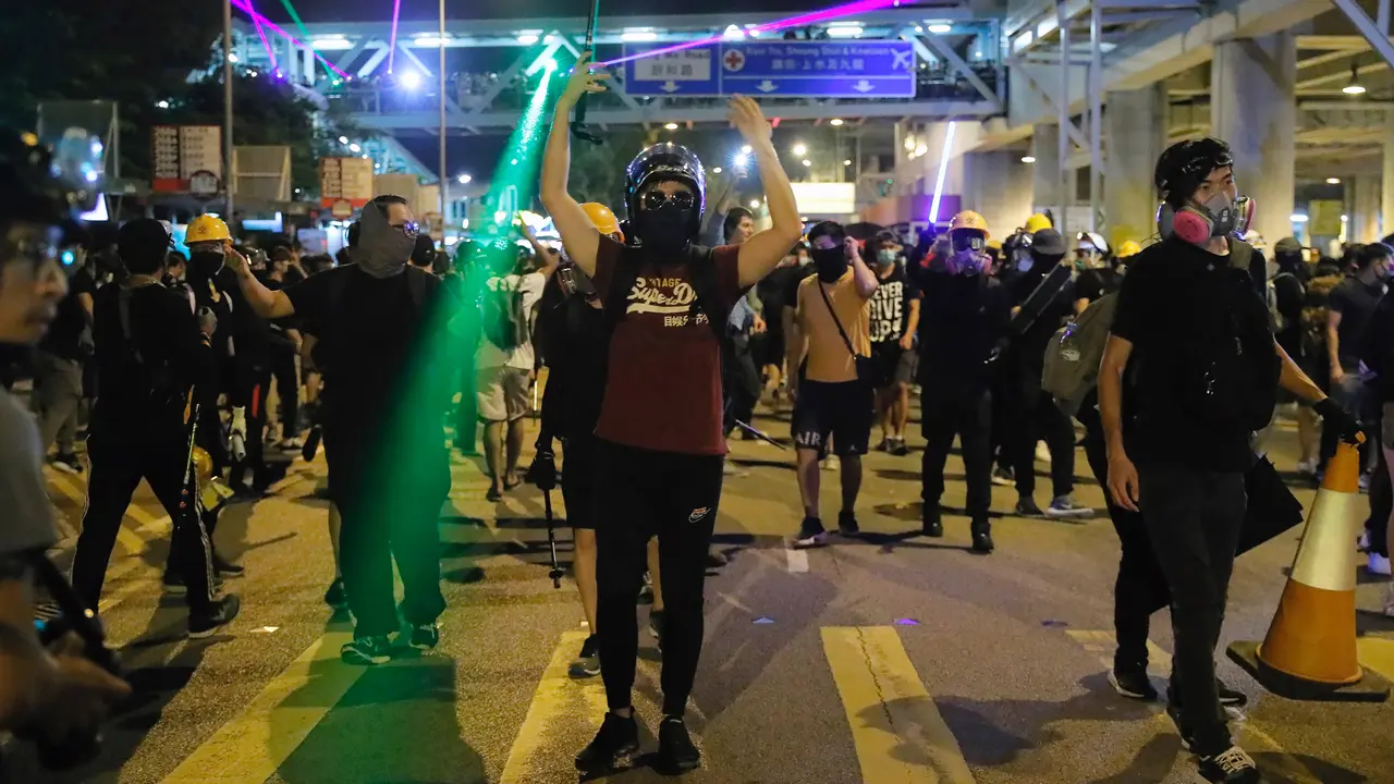 Ricuh Unjuk Rasa di Stasiun MTR Hong Kong