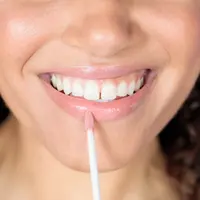 Ilustrasi lip gloss. (dok. unsplash/Ashley Piszek)