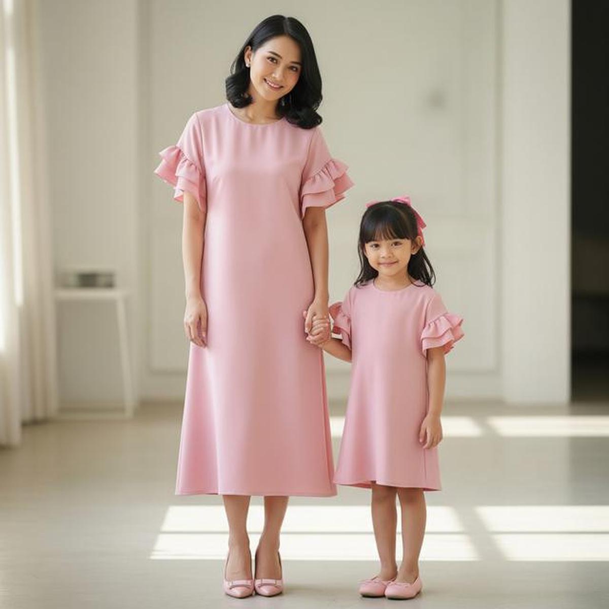 7 Model Dress Couple Ibu dan Anak yang Bikin Tampilan Makin Kompak
