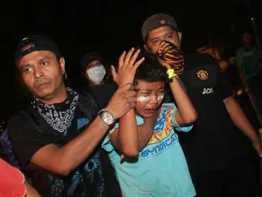 Petugas berpakaian preman menangkap salah satu demonstran saat bentrok di depan Komplek Parlemen Senayan, Jakarta, Jumat (30/3) malam. Aksi berbagai aliasi buruh dan mahasiswa yang menuntut pembatalan kenaikan harga BBM berujung bentrok dan beberapa pengunjukarasa ditangkap petugas. (Antara)