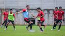 Pemain Persija Jakarta, Marco Simic (tengah kiri) berebut bola dengan Rayhan Hannan saat latihan perdana yang berlangsung di Nirwana Park, Bojongsari, Sawangan, Sabtu (29/06/2024). (Bola.com/Bagaskara Lazuardi)