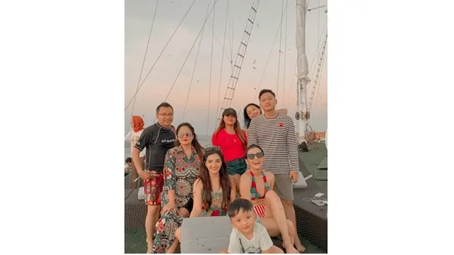 Begini potret keseruan Anang dan Ashanty bersama keluarga saat berada di atas kapal pinisi.