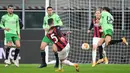 Bek AC Milan, Diogo Dalot, berusaha mencetak gol ke gawang Celtic pada laga lanjutan Liga Europa di Stadion San Siro, Jumat (4/12/2020) dini hari WIB. AC Milan menang 4-2 atas Celtic. (AFP/Vincenzo Pinto)