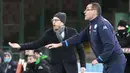 Pelatih Napoli, Maurizio Sarri (kanan) dan Pelatih  Sassuolo, Eusebio Di Francesco  saat memberikan intruksi pada laga lanjutan liga Italia Serie A  antara Napoli vs Sassuolo di Stadion San Paolo, Naples, Sabtu (16/1/2016). (AFP Photo/Carlo Hermann)