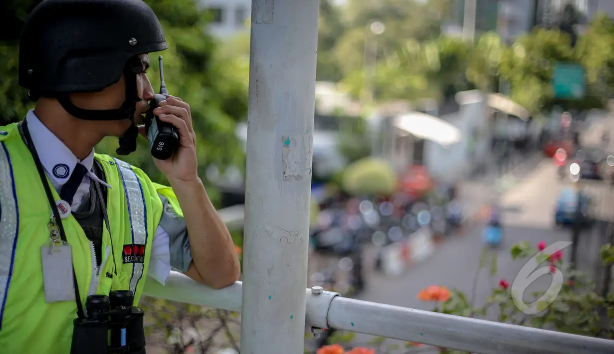 Petugas berjaga diatas jembatan depan Kedutaan besar Australia di Indonesia pasca eksekusi mati dua warga negaranya di Indonesia karena terlibat kasus narkoba, Jakarta, kamis (30/4/2015). (Liputan6.com/Faizal Fanani)