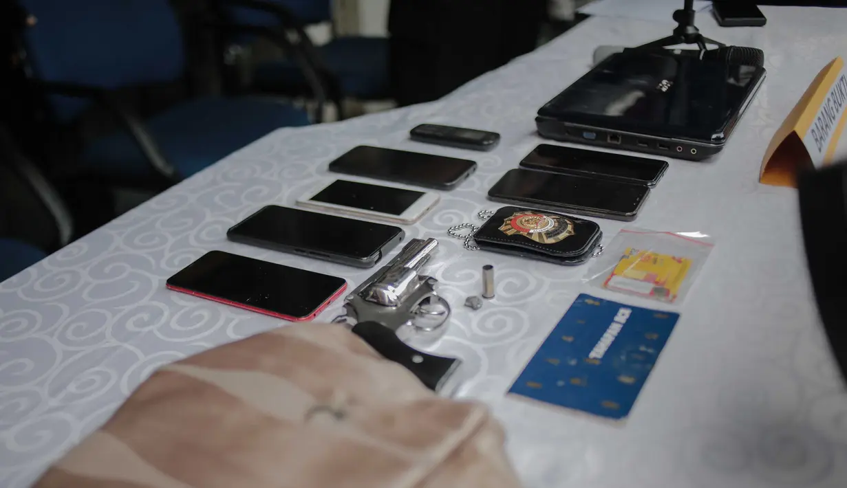 Sejumlah barang bukti diperlihatkan saat rilis kasus pencurian serta melawan petugas di Jakarta, Jumat (9/8/2019). Subdit Umum/Jatanras Dit Reskrimum PMJ berhasil mengamankan 2 tersangka. (Liputan6.com/Faizal Fanani)
