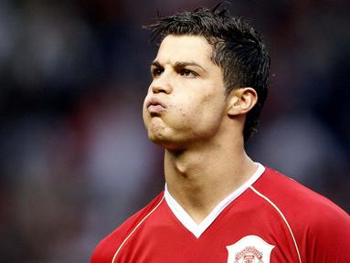 Cristiano Ronaldo - CR 7 menjadi pemain teranyar yang kembali ke pelukan klub lamanya. Sang megabintang ini akhirnya memilih kembali berseragam MU setelah sempat berhembus kabar ia akan memperkuat Manchester City. (Foto: Andrew Yates)