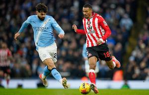 Manchester City Josko Gvardiol (kiri) berebut bola dengan Sunderland Wilson Isidor dalam pertandingan Liga Inggris di Etihad, Inggris, Sabtu, 6 Desember 2025. (AP Photo/Dave Thompson)