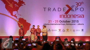 Presiden Joko Widodo saat membuka pameran Trade Expo Indonesia (TEI) ke-30 Tahun 2015 di Jakarta, Rabu (21/10/2015). Pameran menghadirkan usaha skala mikro, kecil, menengah hingga besar berlangsung dari 21-25 Oktober 2015. (Liputan6.com/Faizal Fanani)