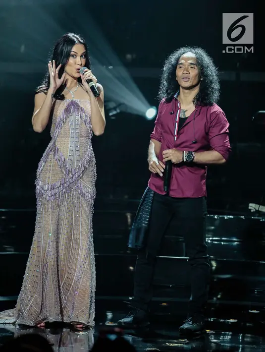Penampilan kolaborasi grup band Slank bersama Sophia Latjuba dalam konser Slank In Love di Jakarta, Selasa (27/2). Suara lembut Sophia Latjuba sukses menghipnotis para penonton yang terlihat larut di sepanjang lagu. (Liputan6.com/Faizal Fanani)
