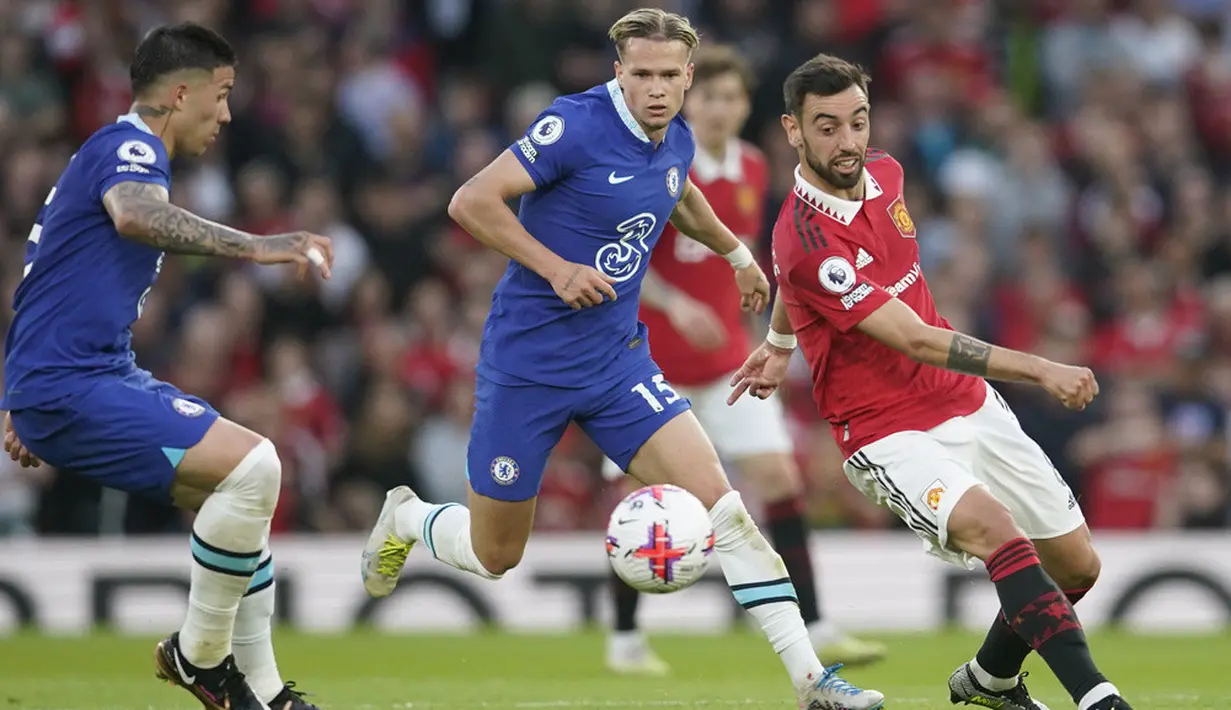 <p>Lewat serangan cepat Manchester United berhasil memperlebar keunggulan menjadi 2-0. Anthony Martial yang lolos dari kawalan langsung menceploskan bola ke gawang yang sudah kosong. (AP Photo/Dave Thompson)</p>