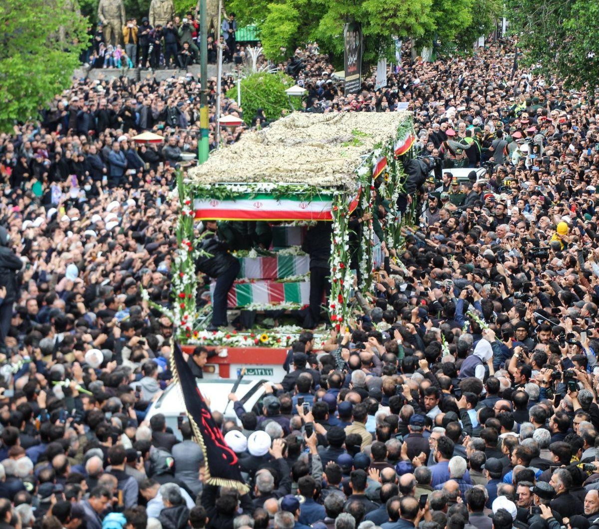 Lautan manusia memadati iring-riringan truk yang membawa jenazah Presiden Ebrahim Raisi dan tujuh pendampingnya di Tabriz, Provinsi Azerbaijan Timur, Iran, Selasa (21/5/2024). Meninggalnya Presiden Ebrahim Raisi menimbulkan duka mendalam bagi publik Iran.