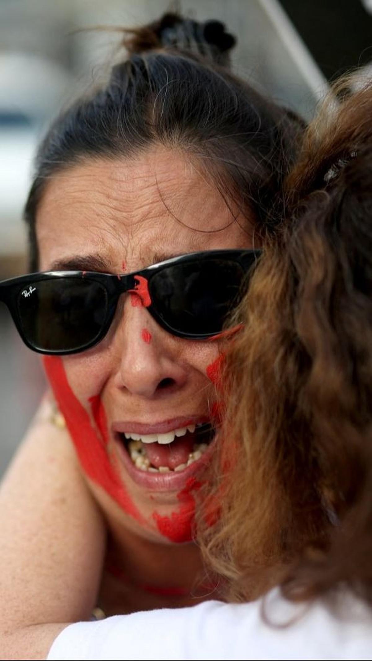 Tangis para ibu tentara Israel ini juga pecah selama melakukan aksi protes tersebut.&nbsp;Foto: REUTERS / Marko Djurica<br>