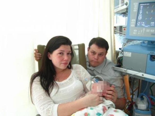 Jillian dan suami serta Landon saat di rumah sakit | Photo: Copyright stomp.com.sg