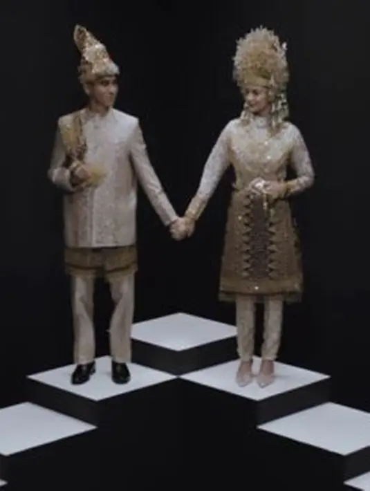Baju tradisional kedua didominasi dengan warna krem dan juga emas. Pasangan yang baru saja menikah ini tampak begitu elegan. Tak sedikit yang memberikan pujian pada foto prewedding Enzy dan Molen. (Liputan6.com/IG/@enzystoria)