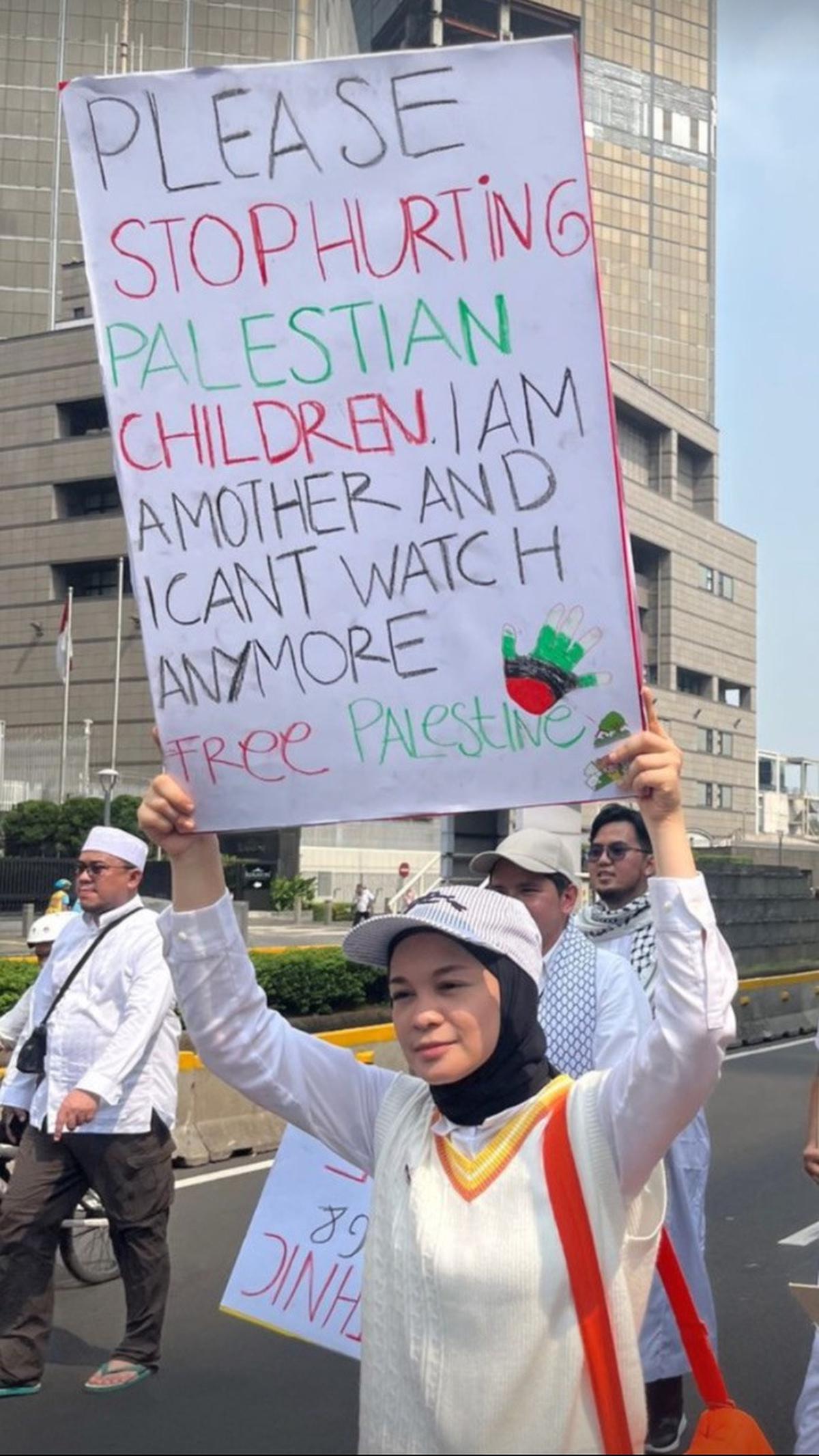 Tantri Namirah juga menjadi salah satu artis paling vokal membela Palestina. Tak hanya di sosial media, Tantri juga ikut aksi turun ke Monas untuk menyuara pembelaan terhadap Palestina.