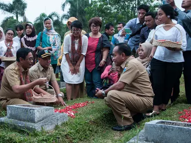 Wagub DKI Jakarta Djarot Saiful Hidayat bersama keluarga korban di acara Tabur Bunga untuk Korban 98 di TPU Pondok Ranggon, Jakarta Timur, Rabu (8/5). (Liputan6.com/Gempur M Surya)