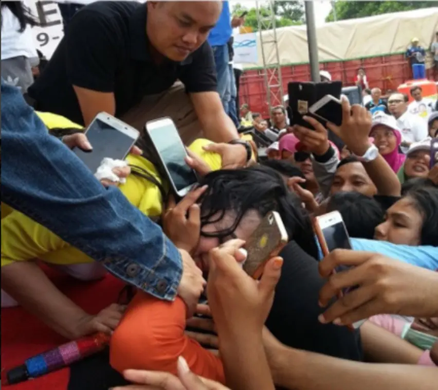 Pengorbanan Dewi Perssik untuk fans. (Instagram/dewiperssikreal)