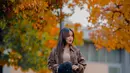 Baru-baru ini ia posting foto-foto cantik dengan latar musim gugur. Ia sendiri mengenakan tanktop, jaket bomber dan rok pendek. [Instagram.com/fuji_an]