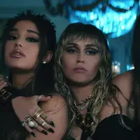 Rilis kolaborasi, Ariana Grande, Miley Cyrus dan Lana Del Rey jadi tiga malaikat seksi.