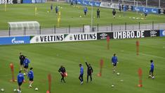 Sejumlah pemain Schalke tetap menjaga jarak saat mengikuti sesi latihan di Gelsenkirchen, Jerman, Rabu, (29/4/2020). Schalke kembali menggelar latihan jelang rencana akan kembali bergulirnya Bundesliga di tengah pandemi COVID-19 pada Mei mendatang. (AP/Martin Meissner)