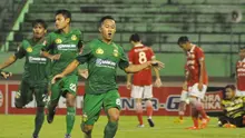Pemain Bhayangkara FC, Antoni Putro Nugroho merayakan gol yang ia cetak ke gawang Persija Jakarta dalam laga yang berakhir 1-1 dalam lanjutan TSC 2016 di Stadion Manahan, Solo, Minggu (27/11/2016). (Bola.com/Romi Syahputra)