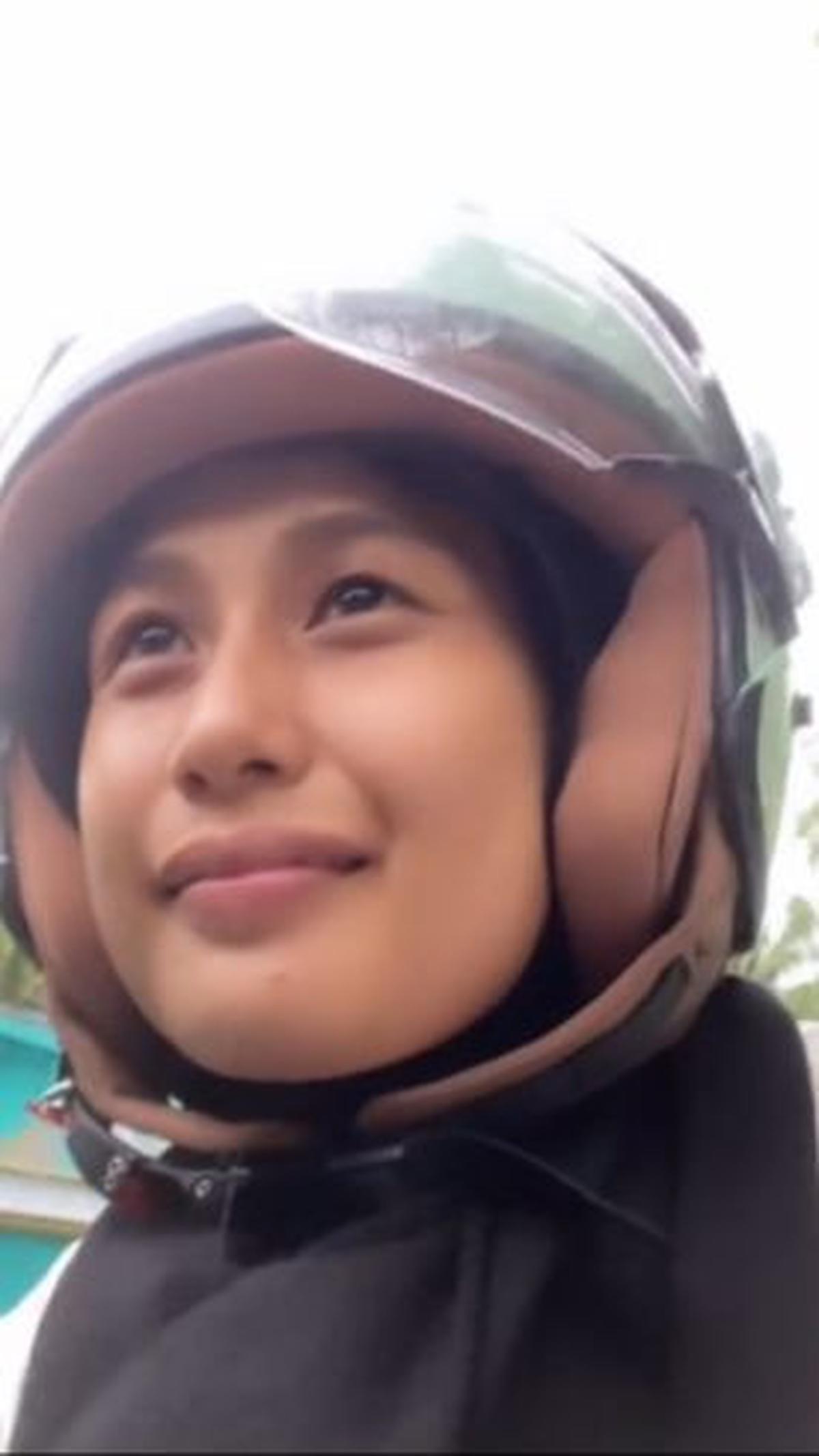 "Cari kos juga sendirian, sampai tanya tukang ojek buat cari kos," sambungnya. <br>