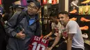 Pesepak bola, Egy Maulana foto bersama fans saat peluncuran Nike Born Mercurial 360 di Fisik Football, Jakarta, Rabu (7/3/2018). Nike merilis model terbaru Nike Mercurial Superfly dan Vapor 360. (Bola.com/Vitalis Yogi Trisna)