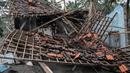 Penduduk desa menyelamatkan apa yang mereka dapat dari rumah mereka yang rusak akibat erupsi Gunung Semeru di Desa Sumber Wuluh, Lumajang, Jawa Timur, Senin (6/12/2021). Desa Sumber Wuluh luluh lantak mengakibatkan puluhan rumah rusak dan ratusan warga mengungsi. (Juni Kriswanto/AFP)
