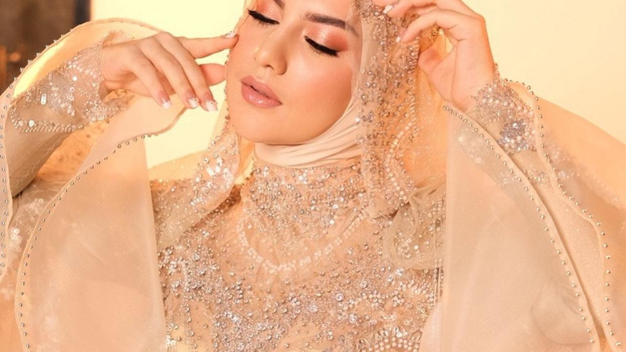 Penampilan Irish semakin sempurna dengan sentuhan makeup glamor bernuansa peach karya MUA andalan Rama Jee.