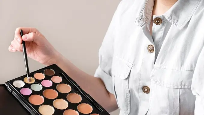 Tren ‘Unrecognizable Makeup’ Bisa Bikin Dirimu Tampak Seperti Orang Lain (Foto/Sumber: Freepik)