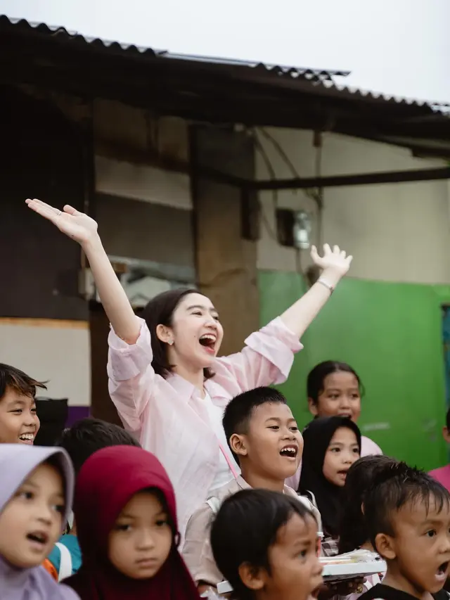 7 Momen Febby Rastanty Rayakan Ulang Tahun Bareng Anak-Anak di Kampung Pemulung