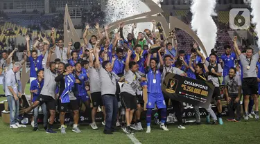 Pesepak bola Arema FC dan ofisial tim berselebrasi usai berhasil keluar sebagai juara Piala Presiden 2024 setelah mengalahkan Borneo FC Samarinda pada pertandingan final di Stadion Manahan, Solo, Jawa Tengah, Minggu (4/8/2024). (Liputan6.com/Herman Zakharia)