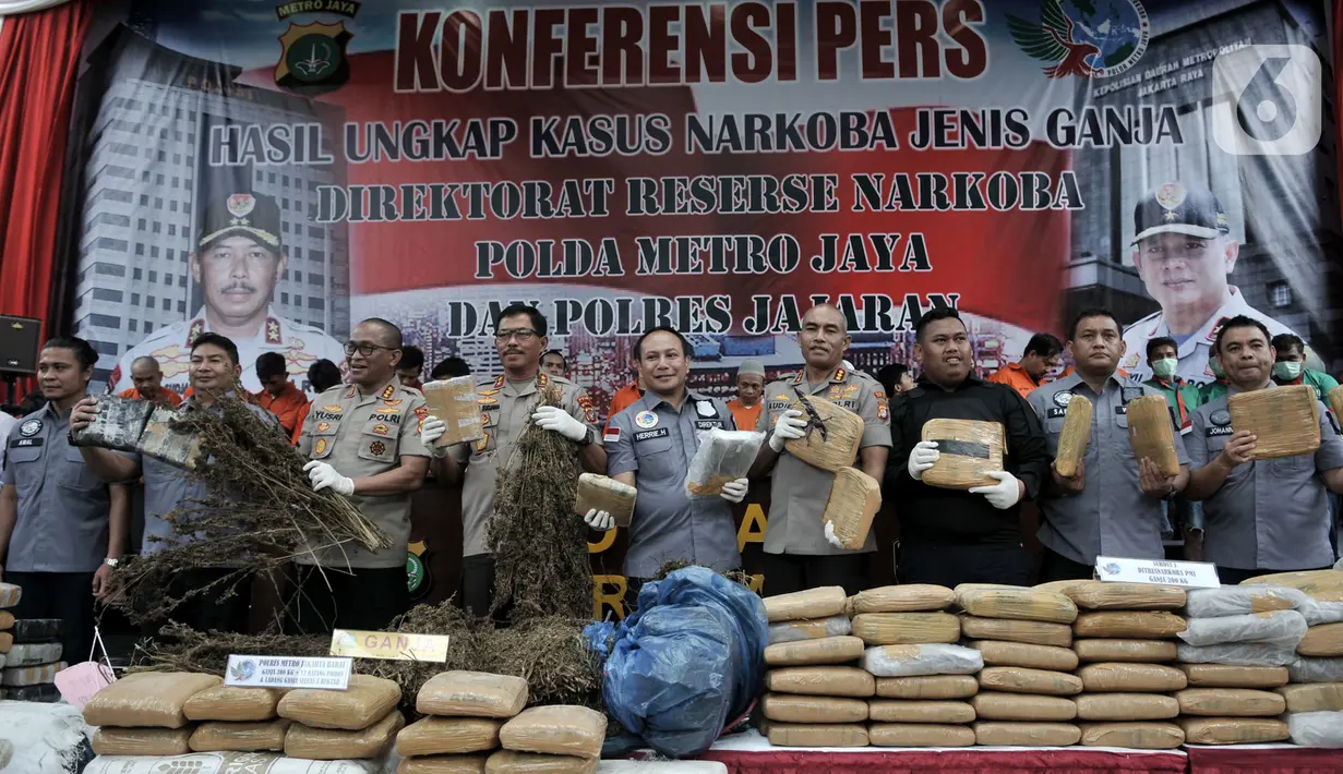 Kapolda Metro Jaya Irjen Pol Nana Sudjana didampingi jajaran Ditresnarkoba dan Polres memberikan keterangan saat rilis pengungkapan kasus ganja di Jakarta, Rabu (22/1/2020). Polisi kembali mengungkap kasus penyalagunaan narkoba jenis ganja dengan total 1,343 ton. (merdeka.com/Iqbal Nugroho)