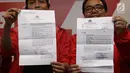 Sekjen PSI, Raja Juli Antoni (kiri) menunjukkan Surat Perintah Penghentian Penyidikan (SP3) usai menggelar konferensi pers di kantor DPP PSI, Jakarta, Jumat (1/6). (Liputan6.com/Herman Zakharia)