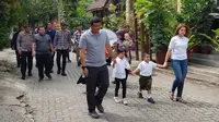 Bobby Nasution bersama Kahiyang Ayu dan 2 anaknya datang ke TPS (Reza Efendi/Liputan6.com)