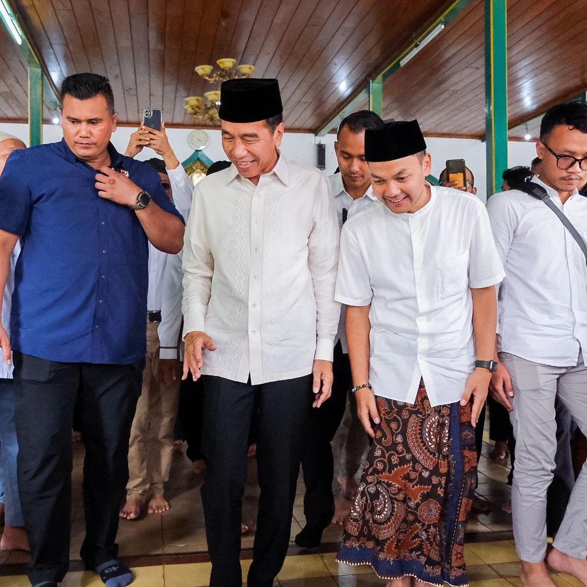 Jokowi Salat Jumat di Masjid Al Wustho