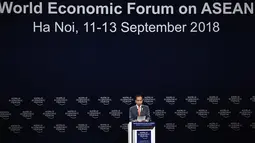 Presiden Joko Widodo atau Jokowi menyampaikan pidatonya pada pembukaan World Economic Forum on ASEAN di National Convention Centre di Hanoi, Vietnam, Rabu (12/9). (NHAC NGUYEN/AFP)