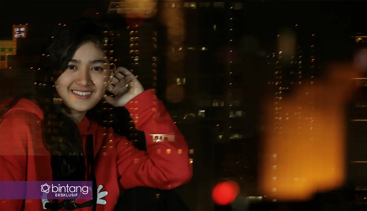 Pemeran yang sedang namanya sedang menjadi perbincangan Cut Syifa, tumbuh bersama dengan kedua kakak laki-lakinya. Melihat keseharian kakaknya tersebut, dan sering mengikuti membuatnya dikenal sebagai gadis tomboy. (Bambang E. Ros/Bintang.com)