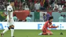Korea Selatan pun akhirnya lolos ke babak 16 besar Piala Dunia 2022 secara dramatis usai mengalahkan  Portugal 2-1 di laga pamungkas penyisihan Grup H. (AP Photo/Hassan Ammar)