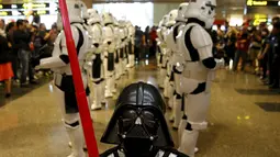 Para tokoh Star Wars Darth Vader dan Stormtroopers berpose di Bandara Changi, Singapura, Kamis (12/11/2015). Acara ini bertepatan dengan tur media Star Wars bertema All Nippon Airways ANA R2D2 Boeing 787. (REUTERS/Edgar Su) 