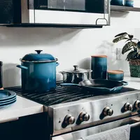 Ilustrasi Kitchen Set | unsplash.com/@ugmonk dan unsplash.com/@danedeaner